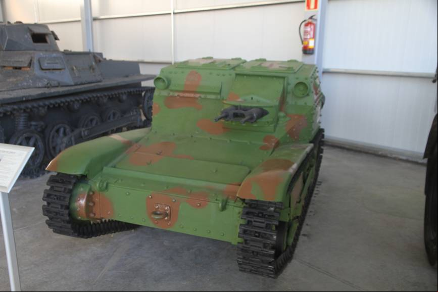 El carro ligero italiano Fiat-Ansaldo L3/33, que actu