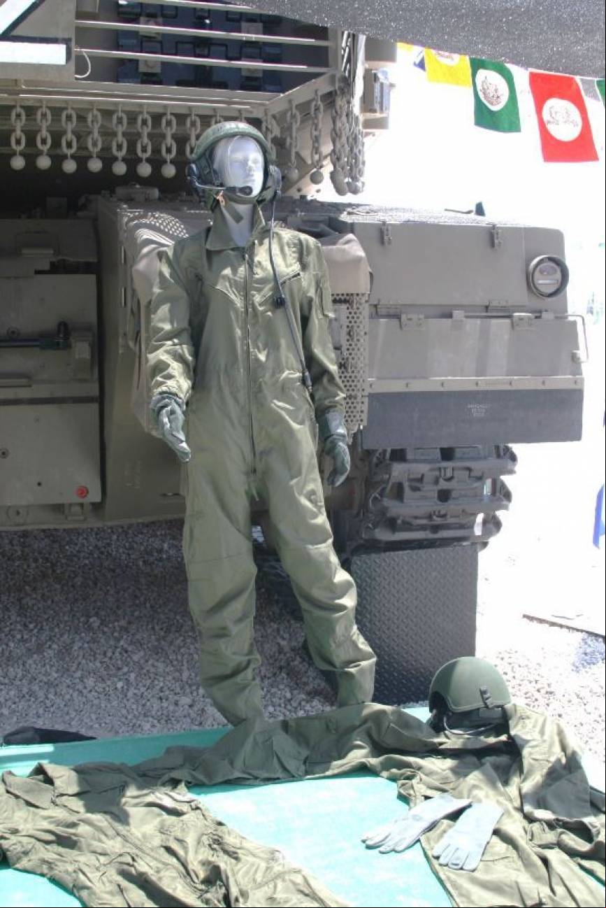 El equipamiento de los carristas hebreos es c