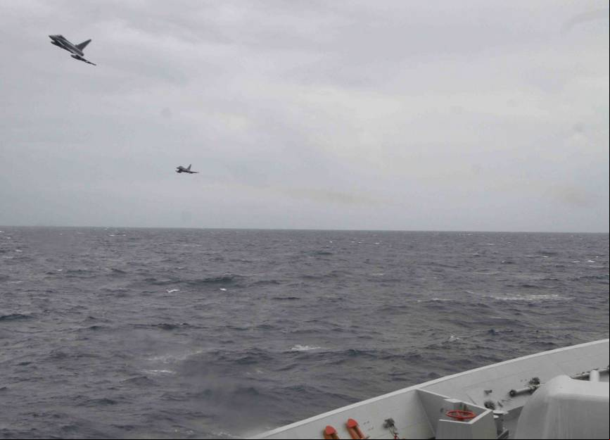 Dos Eurofighter simulando un ataque contra la fragata
