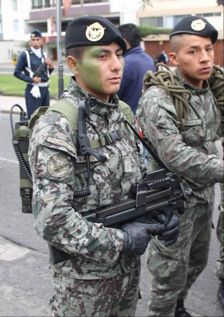 Un radioperador del Grupo de Fuerzas Especiales (GRUFE) de la Fuerza A