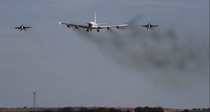 El Boeing 707 dejaba una amplia estela de humo, visible durante esta