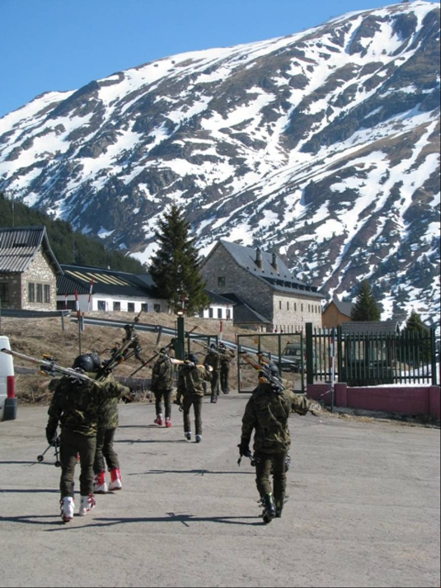 Grupo de militares, provistos de esqu
