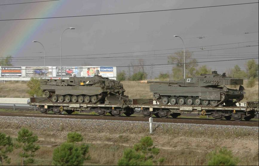 Un Leopardo 2E, (derecha) y la versi
