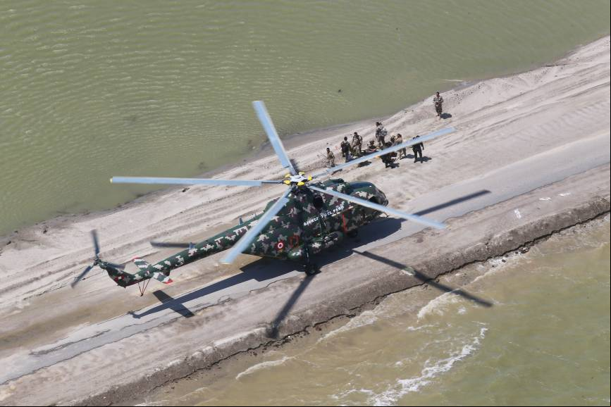 07. Mi-171Sh-P Hip H posado en lo que fue una carretera en Piura.