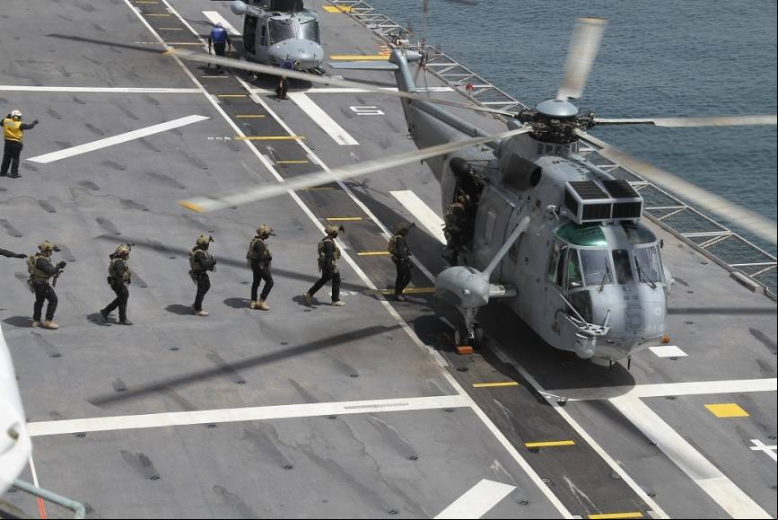 Los de la FGNE (Fuerza de la Guerra Naval Especial) embarcan en un SH-3D Sea King, tambi