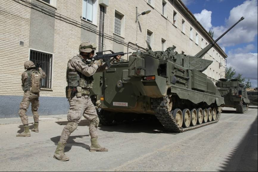 Los entrenamientos en la BRIAC XII son continuos, como este en el que los infantes cubren el avance de 2