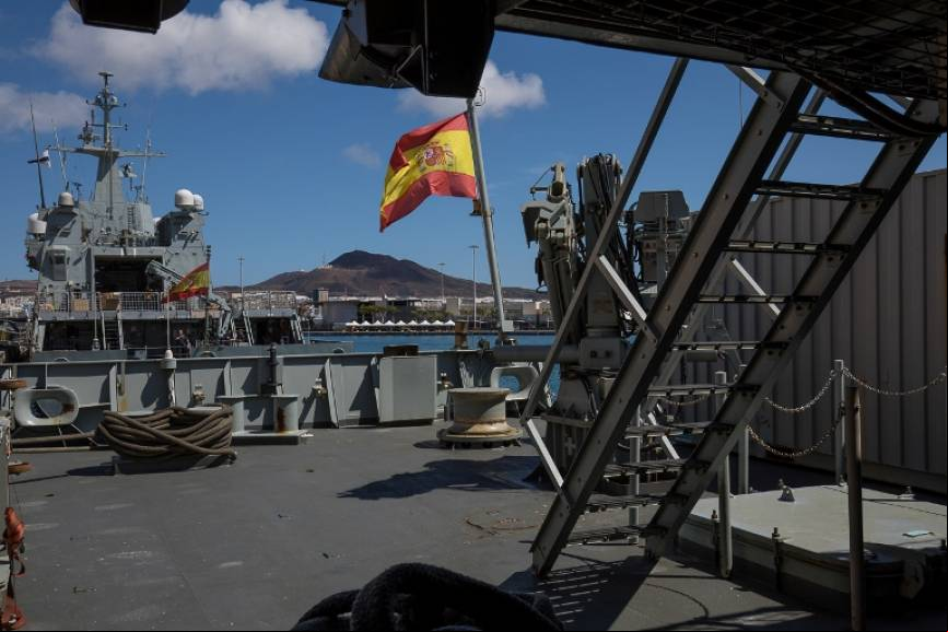 Vista general de la toldilla del buque. A la derecha podemos ver recogida la pluma, tremendamente