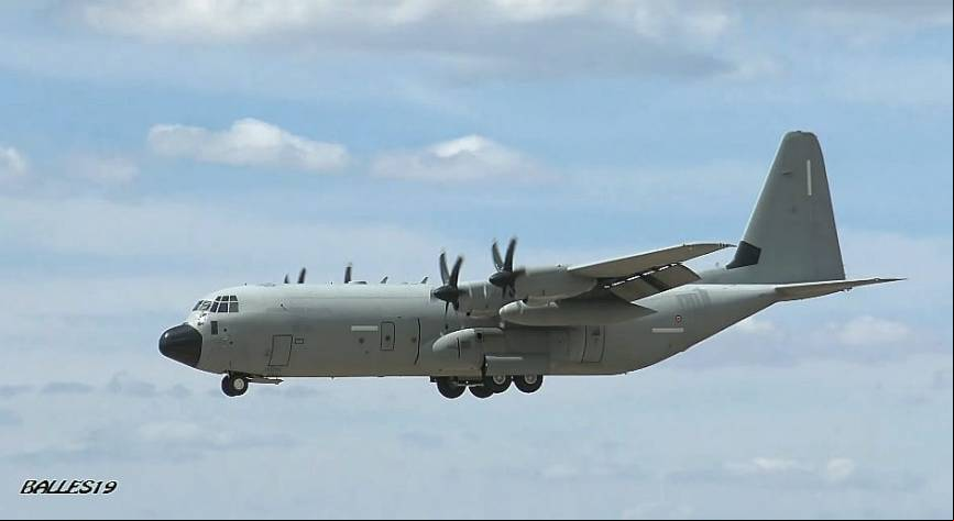 El Lockheed Martin C-130J Super Hercules de la Aeronautica Militare Italiana aterrizando en Teruel. (foto: Javier Ballesteros)