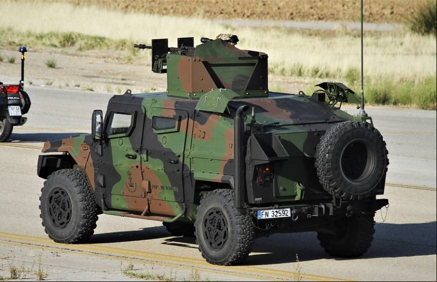 Vista trasera de uno de los Urovesa VAMTAC ST5 porta armas, se aprecia el tubo de escape orientado hacia arriba, una de las transformaciones que le dan capacidad VSP (Vadeo Sin Preparaci