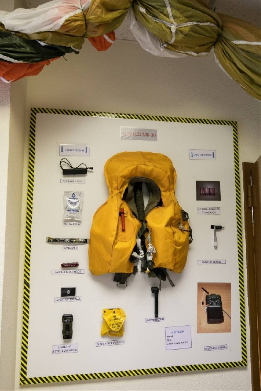 A su entrada podemos ver diversas equipaciones utilizadas por los pilotos en caso de emergencia.