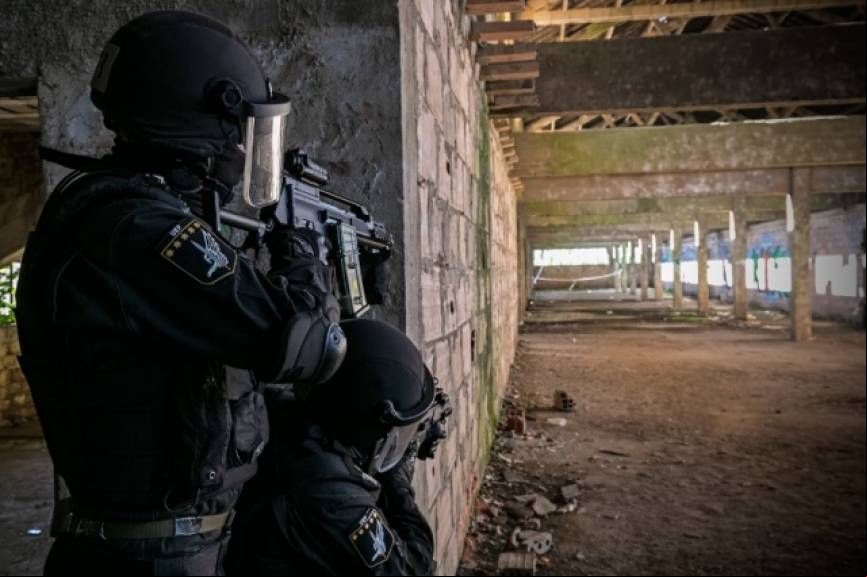 Desgraciadamente y antes de que el grupo pudiese asaltar la residencia,uno de los terroristas accion