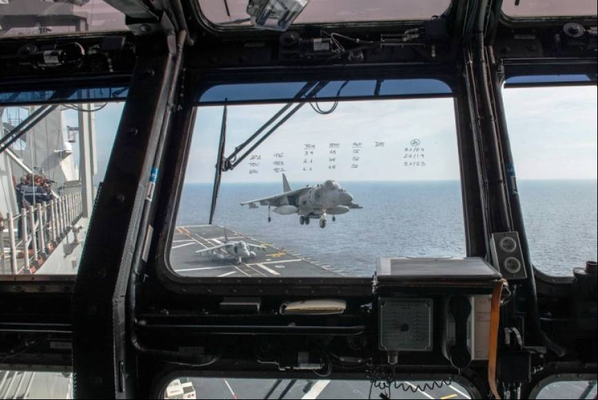Vista desde de dos AV-8B Plus desde el primario de vuelo del LHD