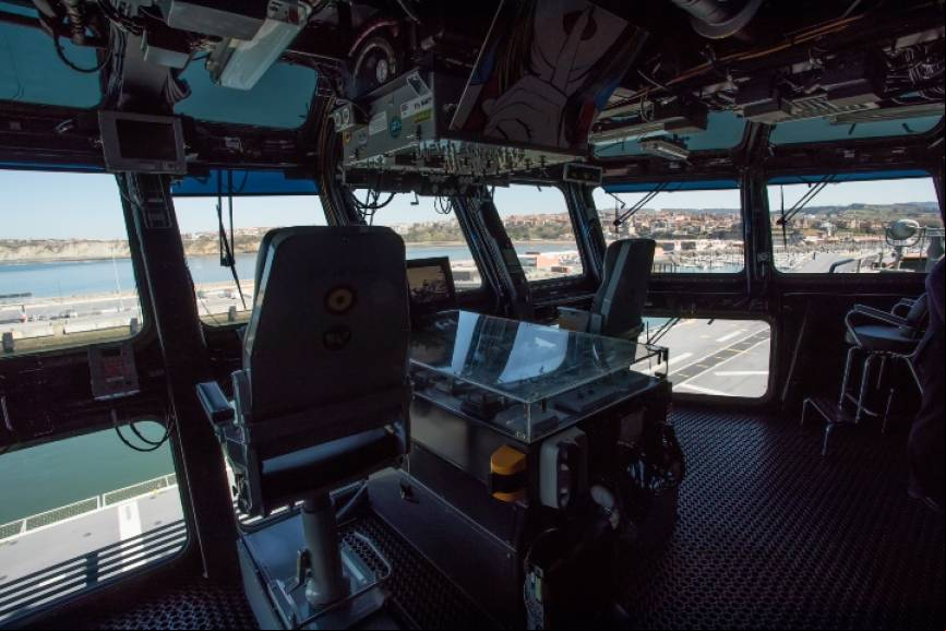 El Primario de vuelo, situado en la superestructura del buque es lo que viene a ser la torre de control de un aeropuerto. El ajetreo y concentraci