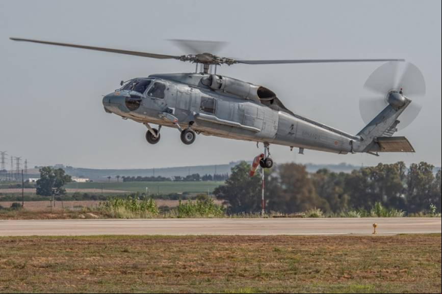 El SH-60F puede transportar 11 soldados totalmente equipados adem