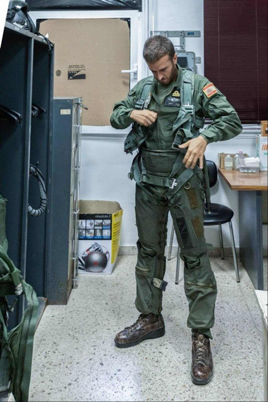 En esta imagen, el piloto cierra el mono de vuelo CWU-27/P para poder abrocharse el arn