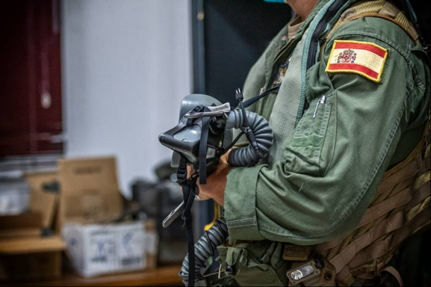 En esta imagen, el piloto manipula la m