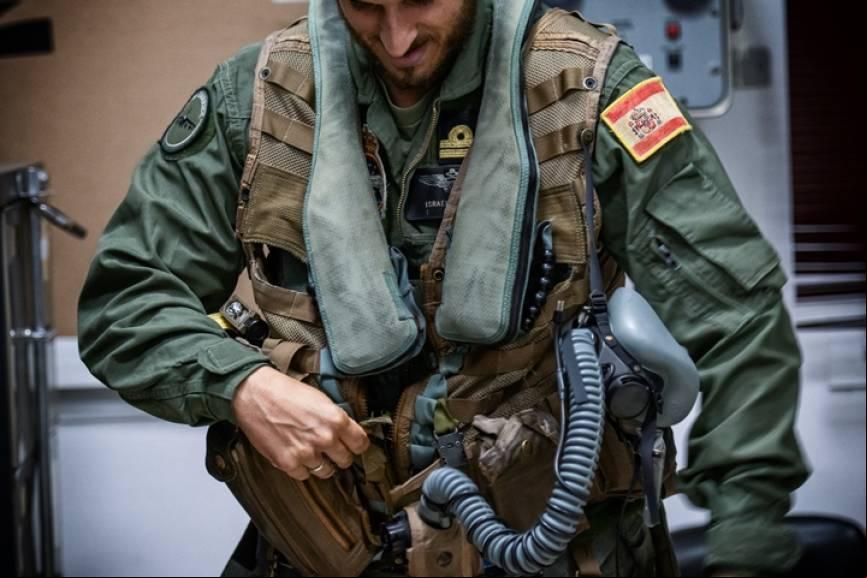 En esta imagen, el piloto se ha colocado el chaleco salvavidas LPU/34/P de color verde sobre el chaleco de supervivencia CMU-36/P, de color marr