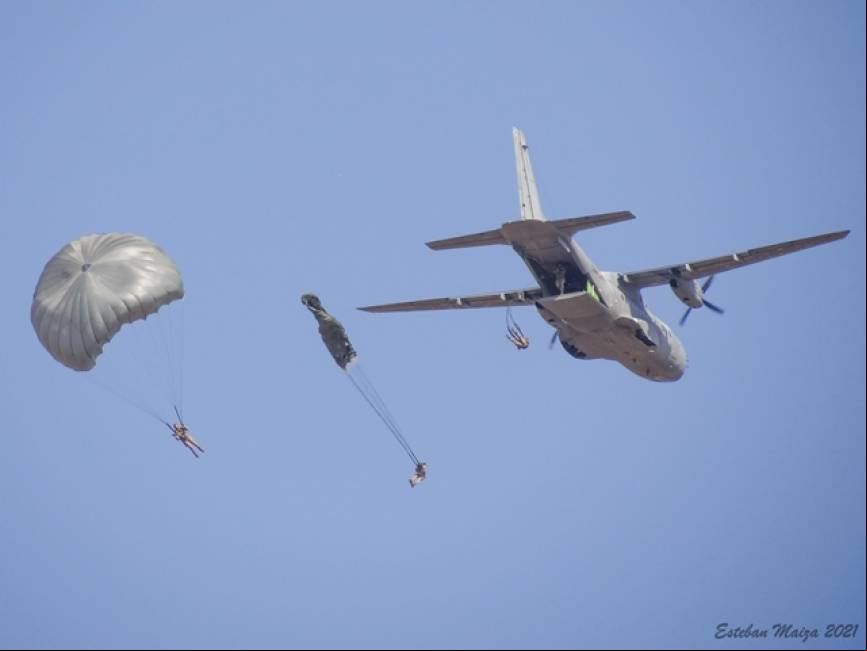 Un CN-235 efectuando lanzamientos de paracaidistas del EADA en modalidad de salto autom