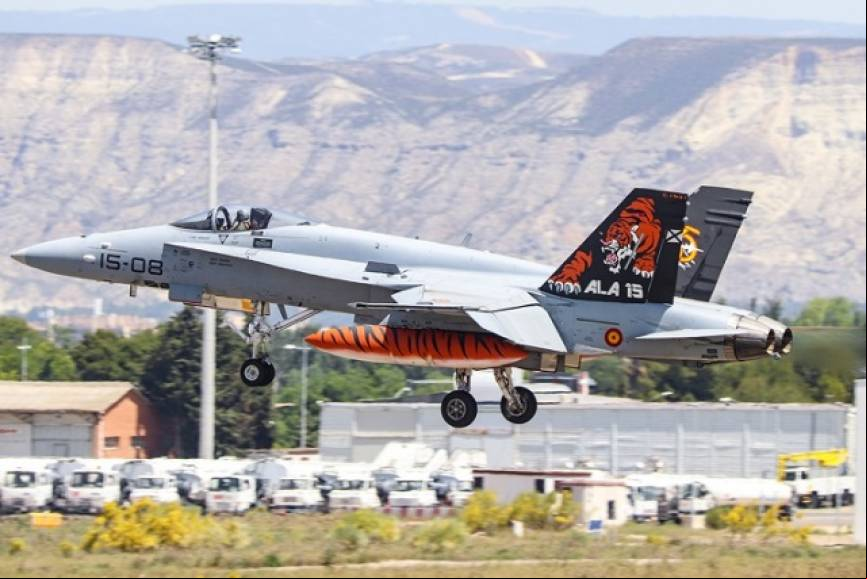 Entre los cazabombarderos EF-18M participantes estaba este con la decoraci