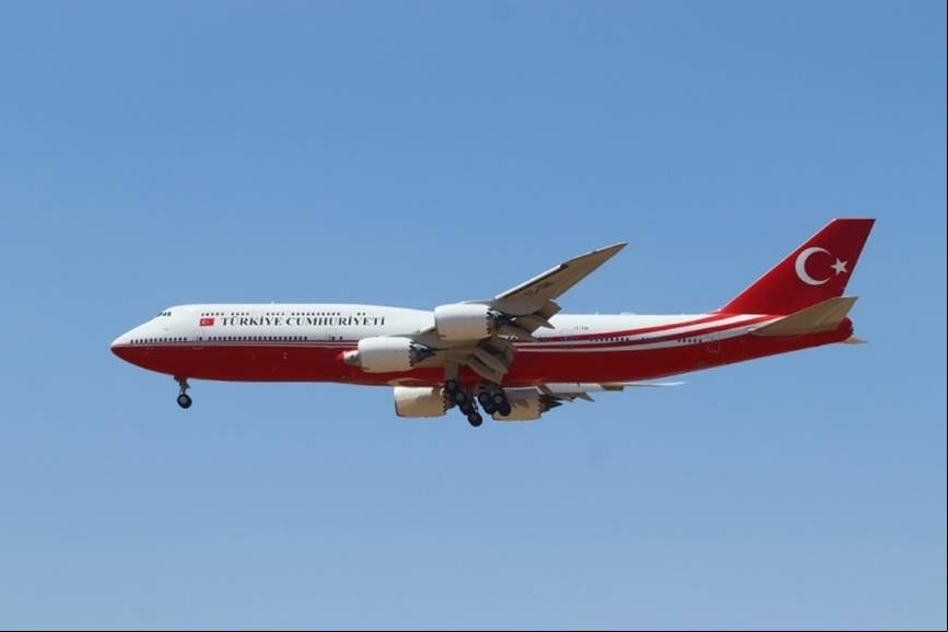 El Boeing 747-8 del turco Erdogan, con sus 76,25 metros de largo, fue la mayor aeronave que trajo autoridades a Madrid.