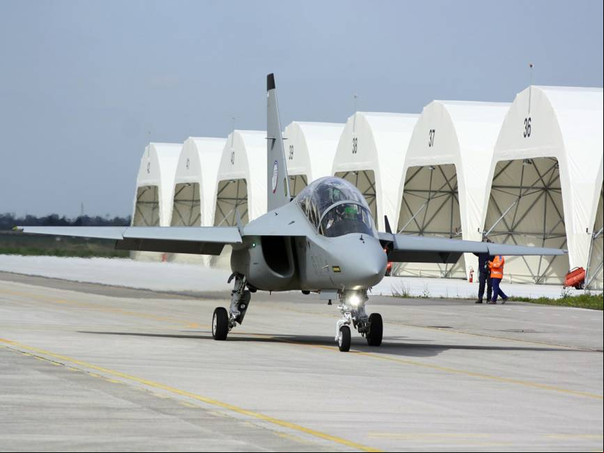 Uno de los M-346 o T-346A (seg