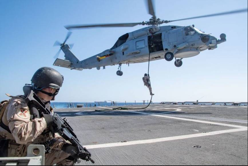 Infantes de Marina del Tercio Norte descienden de un SH-60B de la D