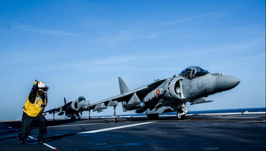 Dos AV-8B Harrier II de la Novena Escuadrilla a punto de despegar desde el buque anfibio