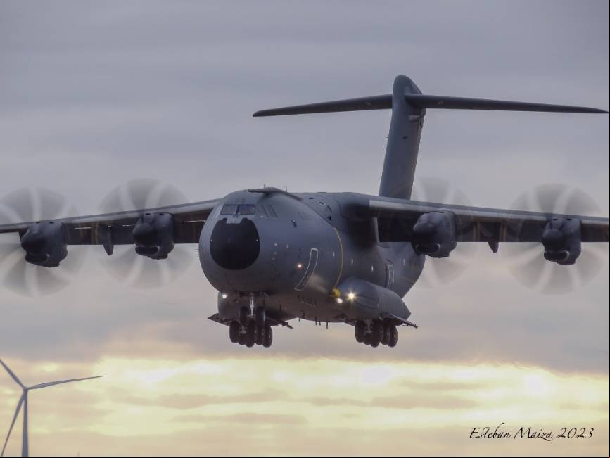Un A-400M del Ala 31 a punto de efectuar una toma de m