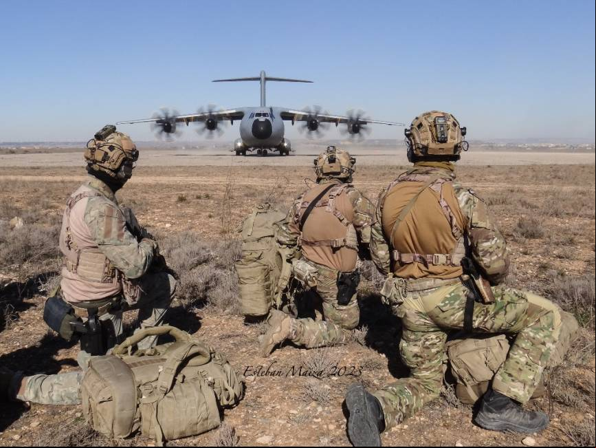 Un A-400M rodando por la pista de tierra de Ablitas para recuperar a los operadores del EZAPAC y EADA de la pr