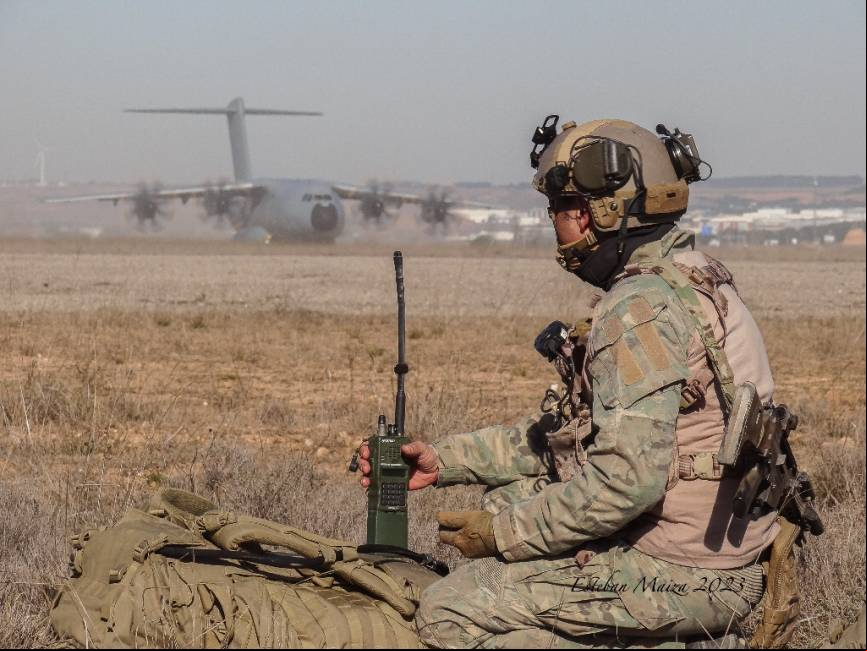 Un CCT del EZAPAC coordinando la operaci