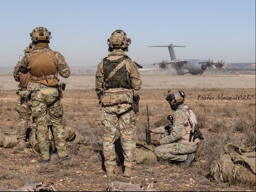 Operadores del EZAPAC con el A-400M de fondo.