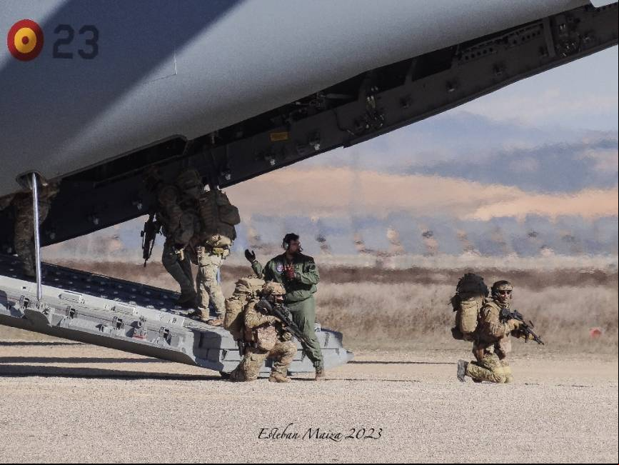 Operadores del EADA y EZAPAC embarcando en el A-400M mientras dos del equipo les proporcionan seguridad.
