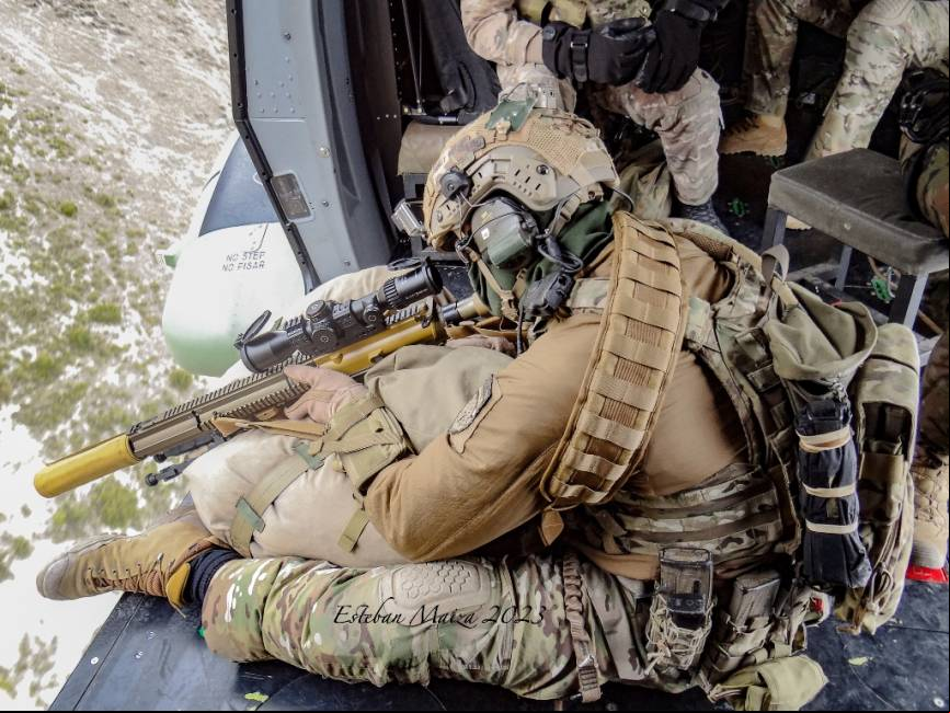 Otro operador del MOE apuntando con el H&K G28 usando un sistema de apoyo diferente.