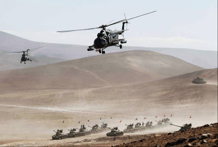 Dos Mi-171Sh-P Hip H brindado cobertura a una columna de carros de combate T-55 y baterias antia