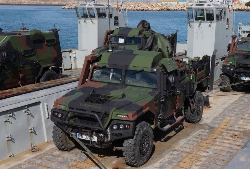 Un EIMOS trincado a bordo de una lancha de desembarco de medios mecanizados LCM-1E de la Armada espa