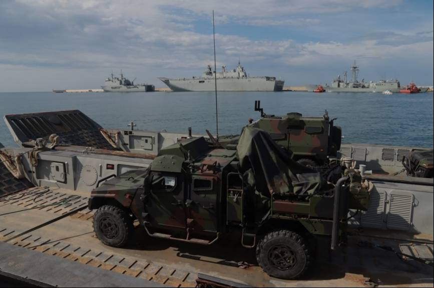 Un EIMOS estibado en una LCM-1E, al fondo se ven los nav