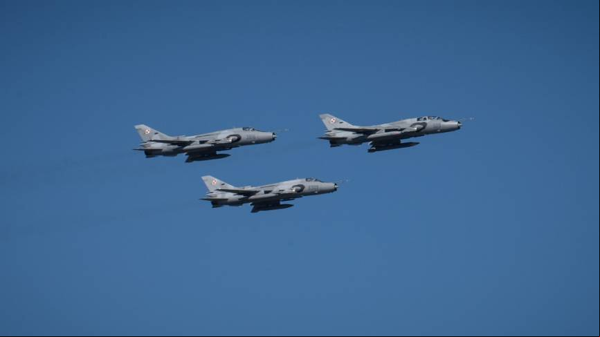 Otra novedad en el aire fueron estos dos KAI F-50GF, a los que encabezaba un veterano MiG-29. defensa.spinforma.net/otan-y-europa/imagenes-primer-avion-combate-fa-50-fuerza-aerea-polonia