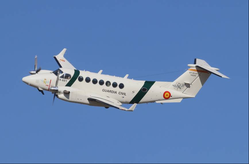 El Hawker Beechcraft King Air 350i del SAER, en su cola se ve el anagrama que recuerda los 50 a