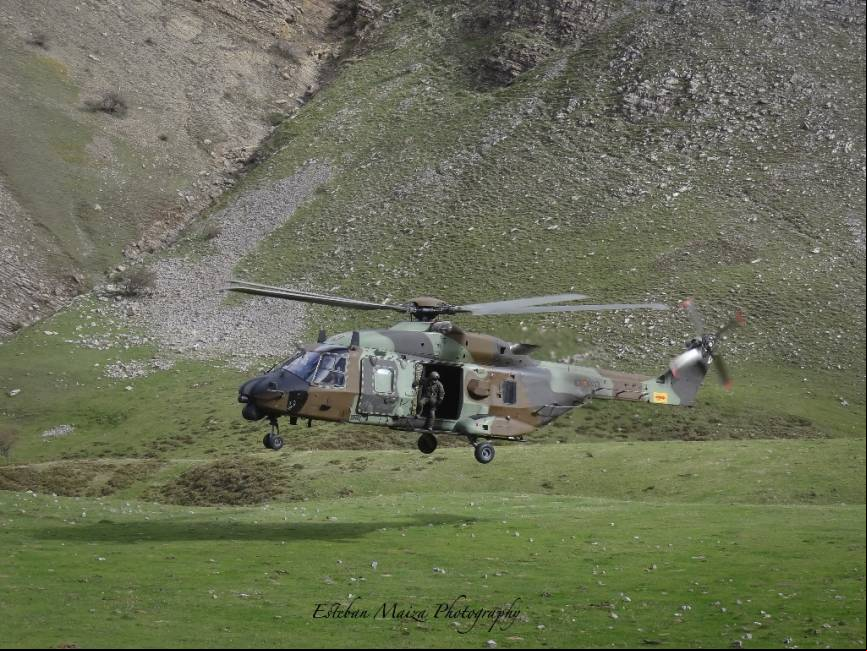 Un NH-90 tomando en un fondo de valle. maniobra muy exigente que requiere una aproximaci