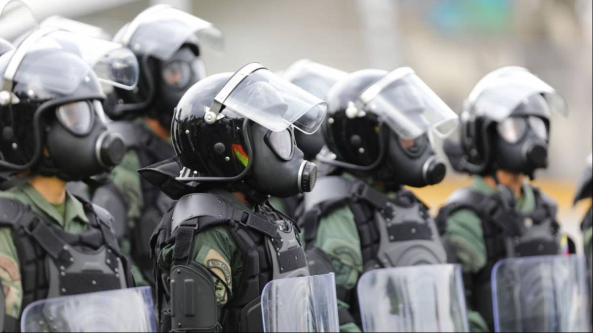 Guardias Nacionales equipados con los nuevos trajes t