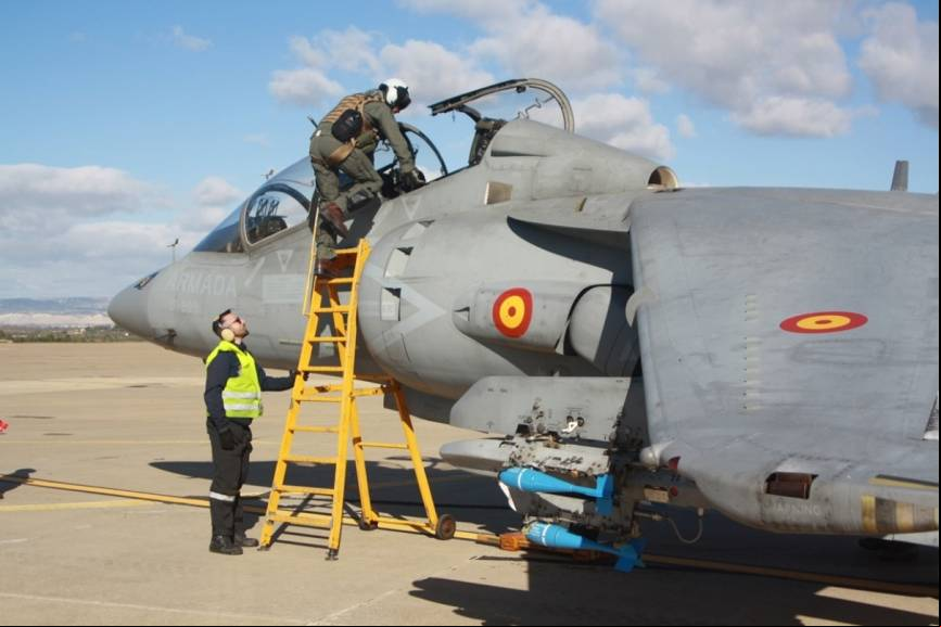 Un piloto de la Novena Escuadrilla sube a su TAV-8B