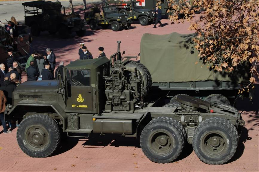 La poderosa cabeza tractora 6x6 M-123 de la firma Mack, que entro en servicio 1955, por lo que cuando se recibi