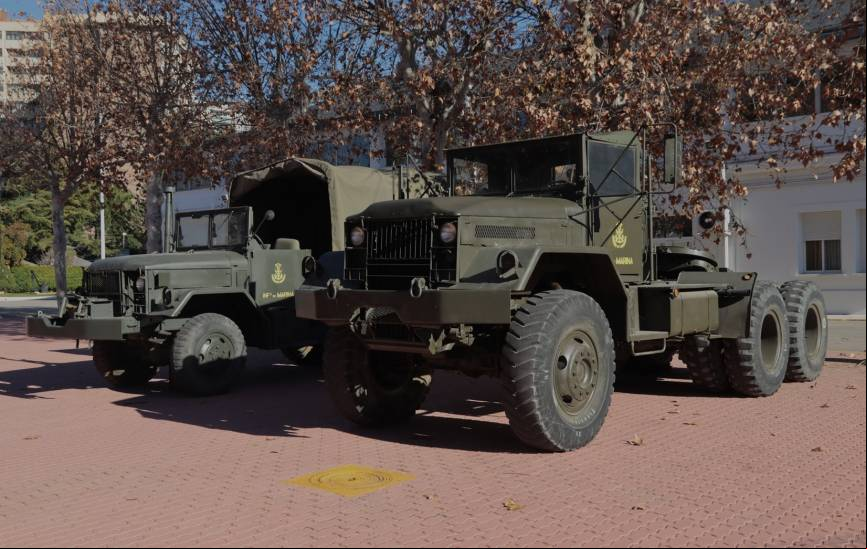 Dos muy interesantes medios expuestos eran la cabeza tractora Mack M-123 (derecha) y el cami