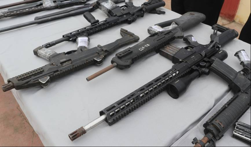 Fusil del tipo AR-15 dotado de una mira telesc