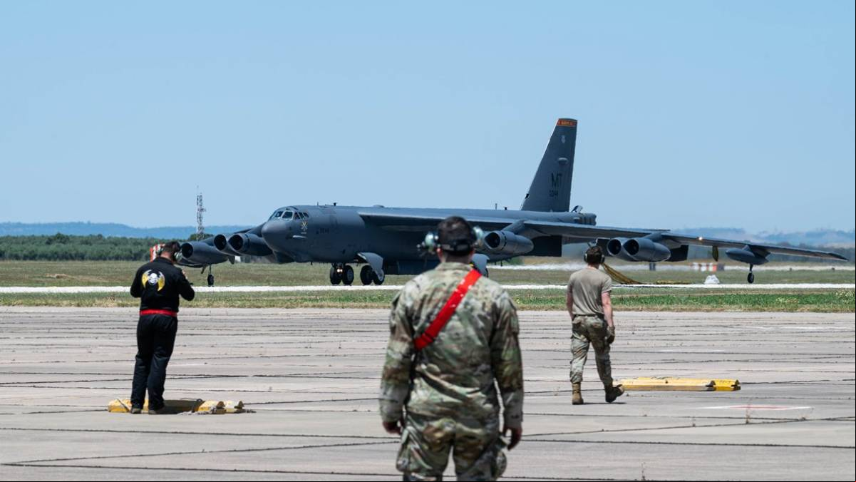 Uno de los B-52H se acerca a su zona de estacionamiento de Mor
