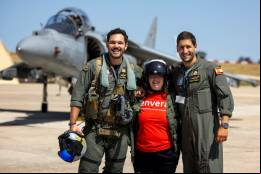 Dos pilotos de la FLOAN con uno de los integrantes de Envera, detr