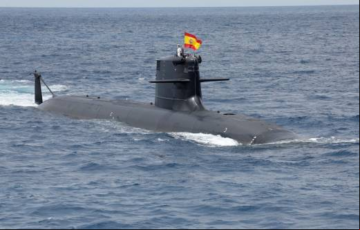 El submarino S-81 navegando en el curso de la parada naval del 6 de junio. (foto MDE)