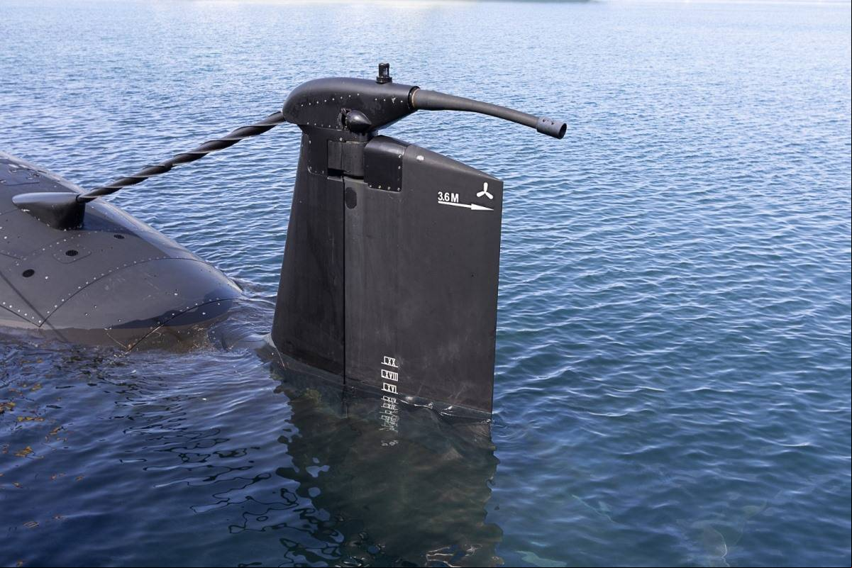 Detalle de parte del sistema del sonar remolcado de largo alcance o TAS (Towed Array Sonar) sobre uno de los timones del Detalle de parte del sistema del sonar remolcado de largo alcance o TAS (Towed Array Sonar) sobre uno de los timones del