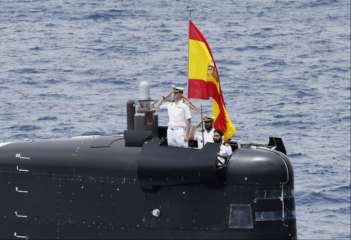 Detalle de la vela del S-81, se ve saludando a su Comandante desde el puente de navegaci Detalle de la vela del S-81, se ve saludando a su Comandante desde el puente de navegaci