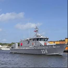 El ARD Arcturus (GC-114) sale del astillero de Metal Shark Boats en Luisiana rumbo a Rep